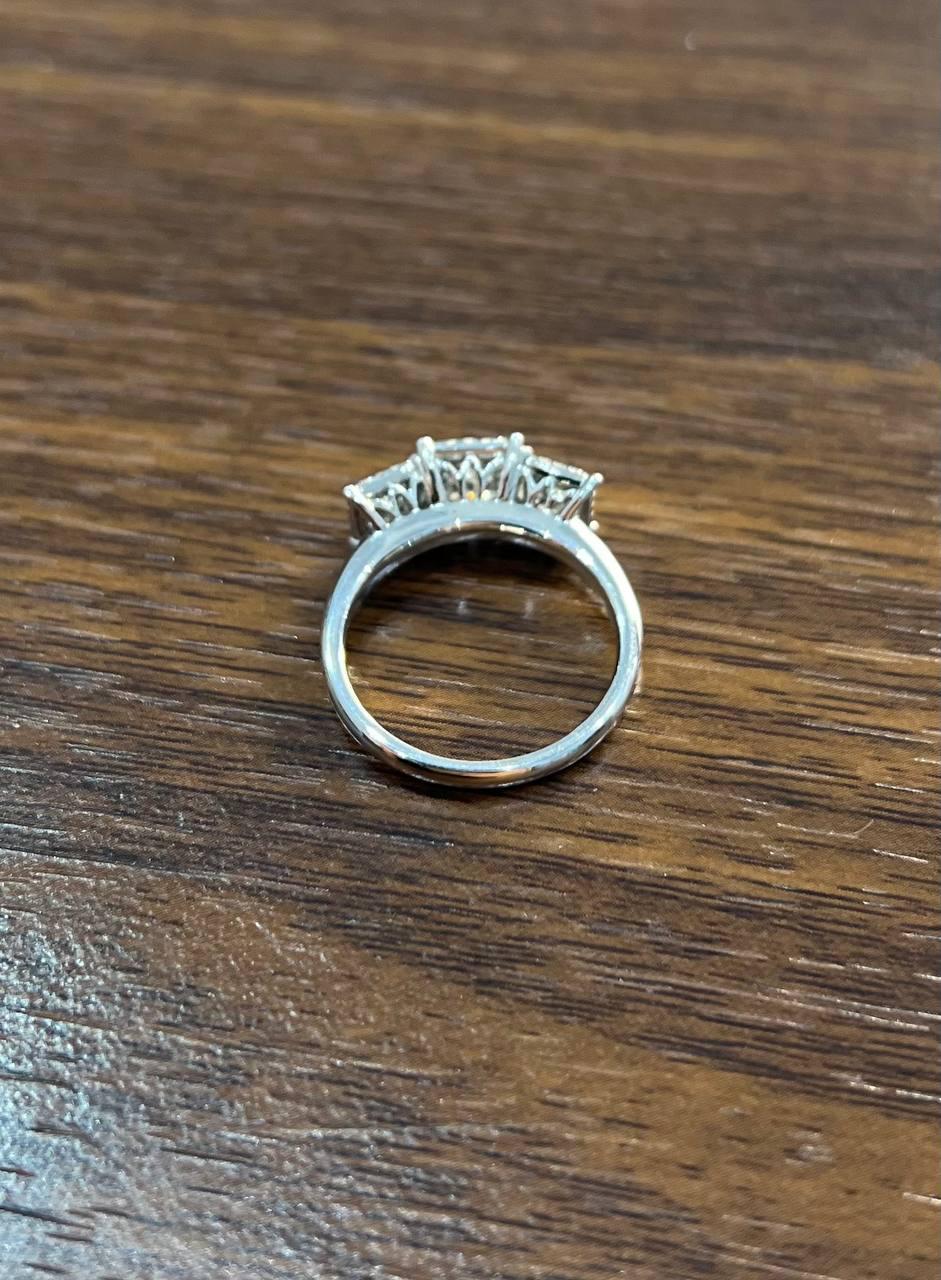 Statement-Ring aus 14 Karat Weißgold mit Diamanten in Pave-Fassung und quadratischem Halo mit drei Steinen im Angebot 3