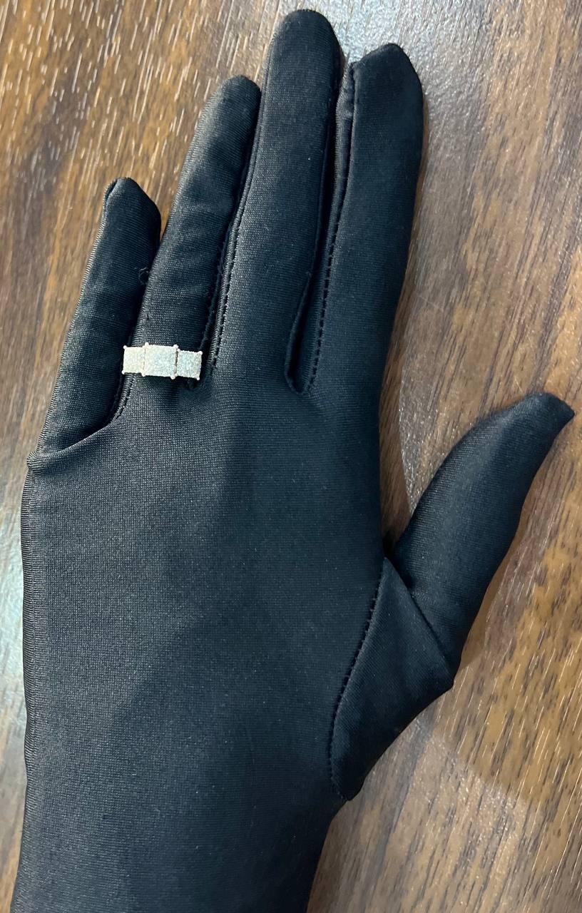 Statement-Ring aus 14 Karat Weißgold mit Diamanten in Pave-Fassung und quadratischem Halo mit drei Steinen im Angebot 4