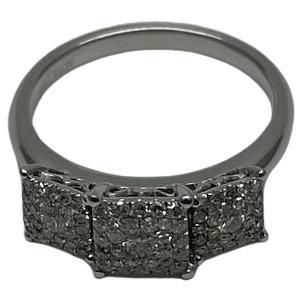 Statement-Ring aus 14 Karat Weißgold mit Diamanten in Pave-Fassung und quadratischem Halo mit drei Steinen im Angebot