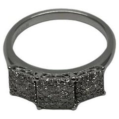 Anillo de oro blanco de 14 quilates con diamantes engastados en racimo, halo cuadrado y tres piedras