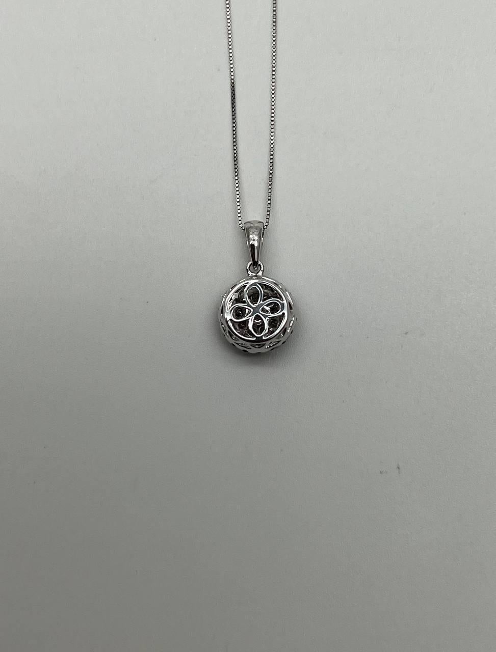 Taglio rotondo Collana con ciondolo in oro bianco con pavé di diamanti neri a grappolo e aureola in vendita