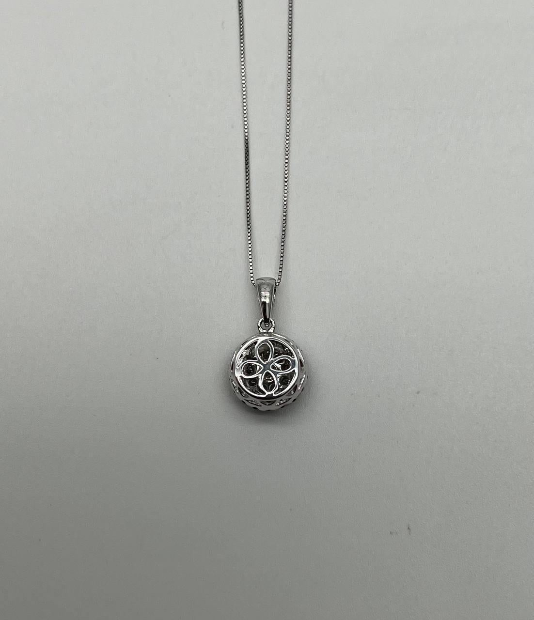Collana con ciondolo in oro bianco con pavé di diamanti neri a grappolo e aureola In condizioni Nuovo in vendita a Oakton, VA