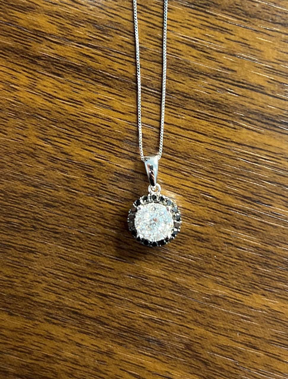 Donna Collana con ciondolo in oro bianco con pavé di diamanti neri a grappolo e aureola in vendita