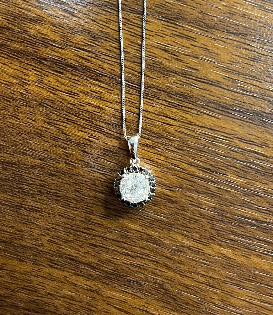 Collana con ciondolo in oro bianco con pavé di diamanti neri a grappolo e aureola in vendita 1