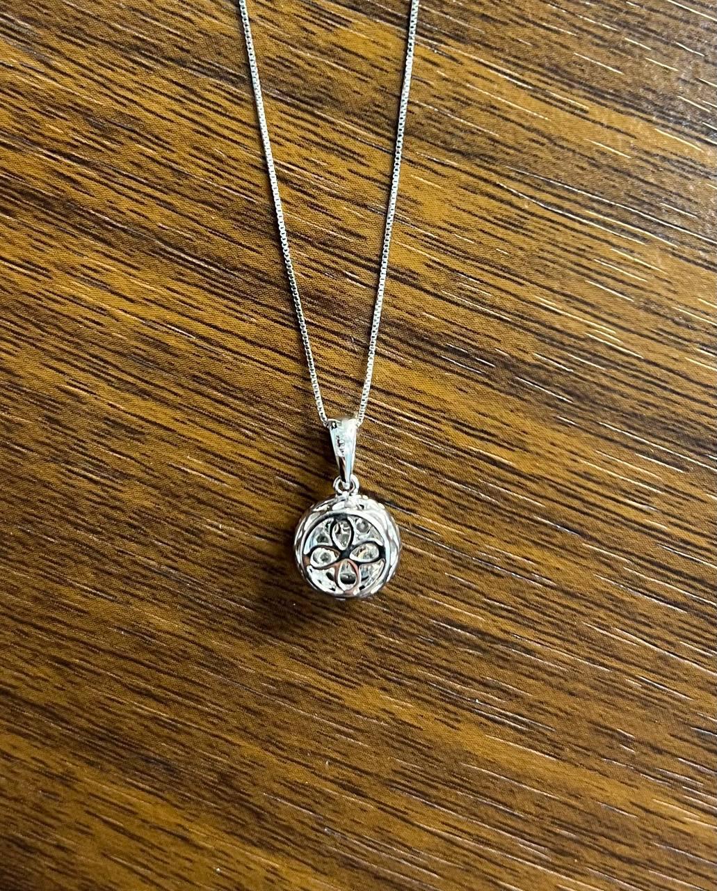 Collana con ciondolo in oro bianco con pavé di diamanti neri a grappolo e aureola in vendita 2