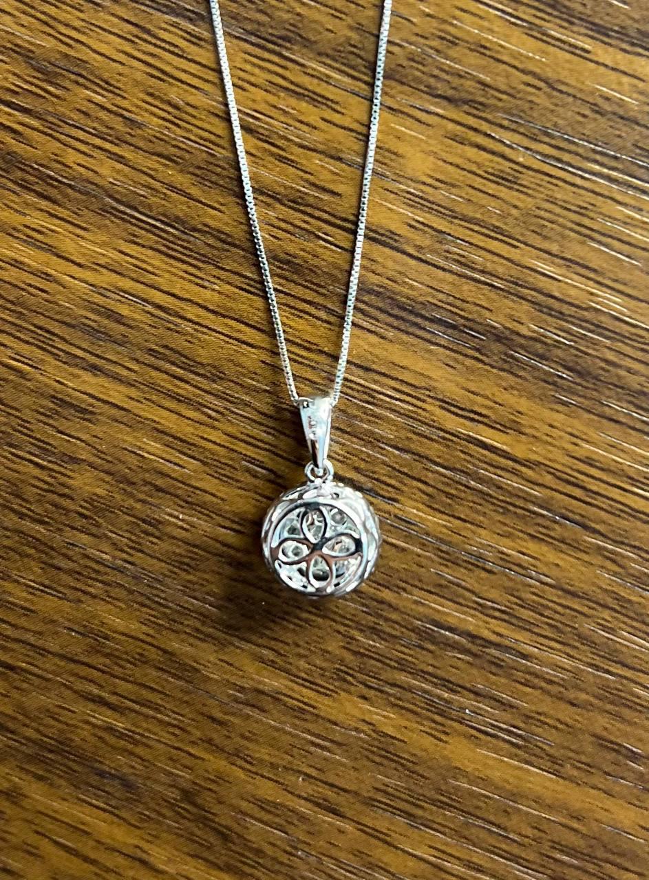 Collana con ciondolo in oro bianco con pavé di diamanti neri a grappolo e aureola in vendita 3