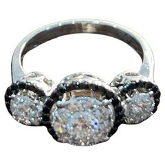 Diamanten Pave Set Runder Cluster Schwarzer Diamanten Halo Weißgold Drei Stein Ring