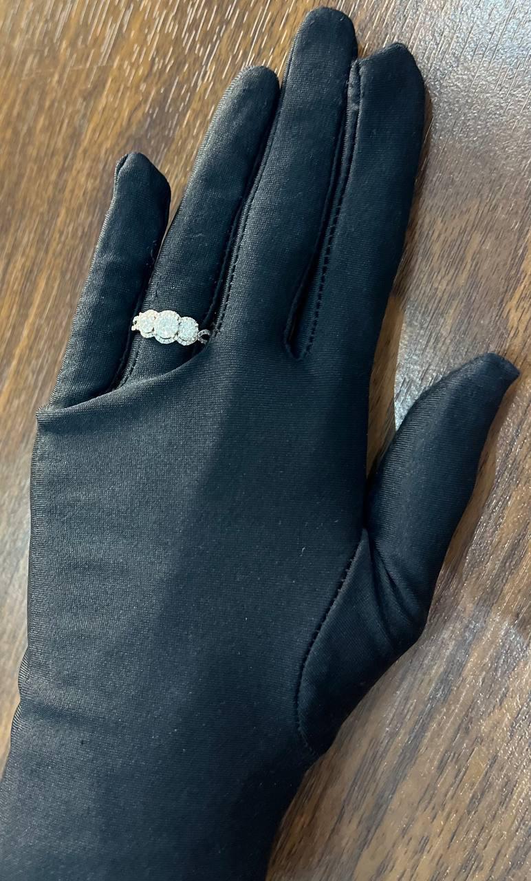 Diamanti Pave Set Round Cluster Halo Anello a tre pietre in oro bianco 14K in vendita 5