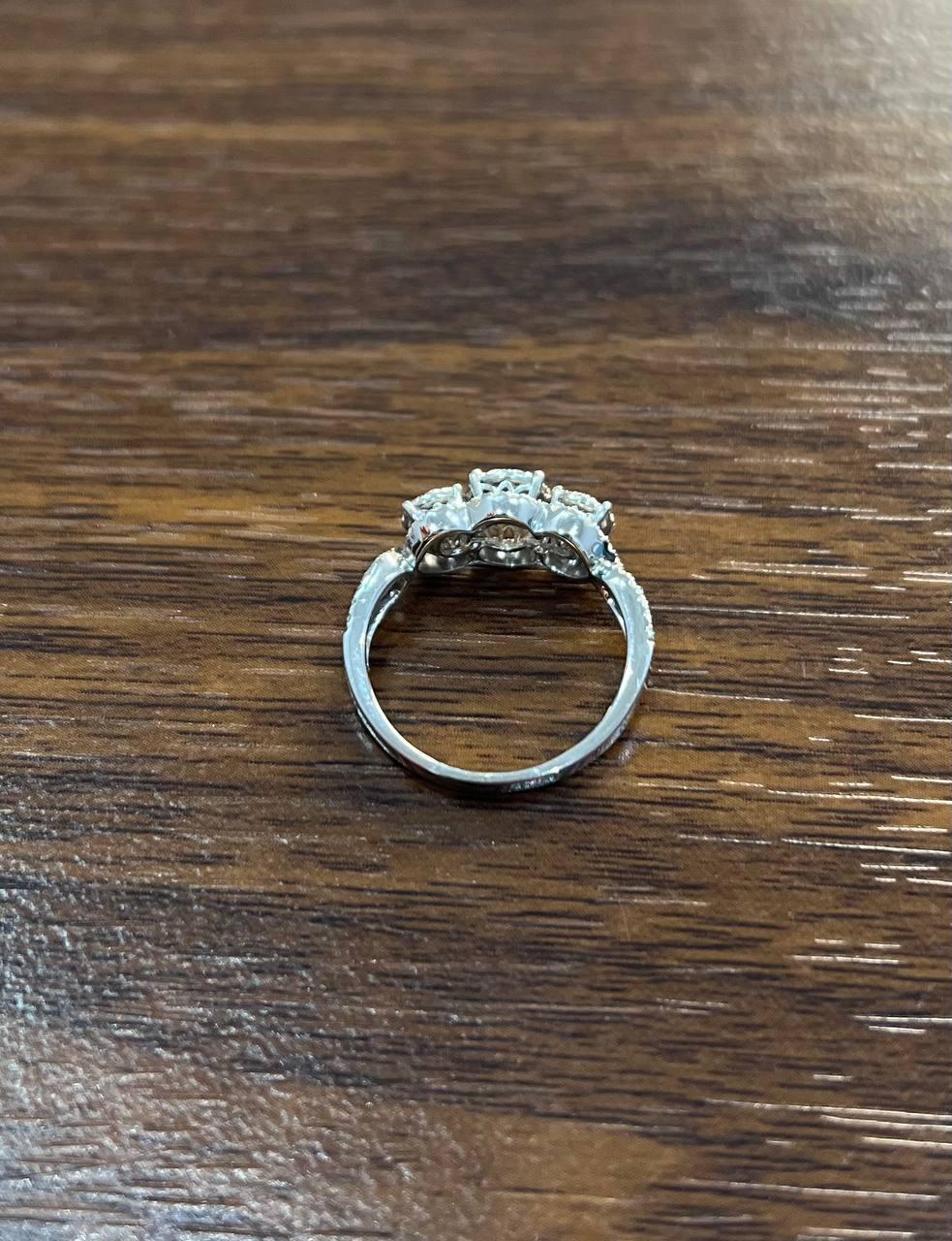 Diamanti Pave Set Round Cluster Halo Anello a tre pietre in oro bianco 14K in vendita 6