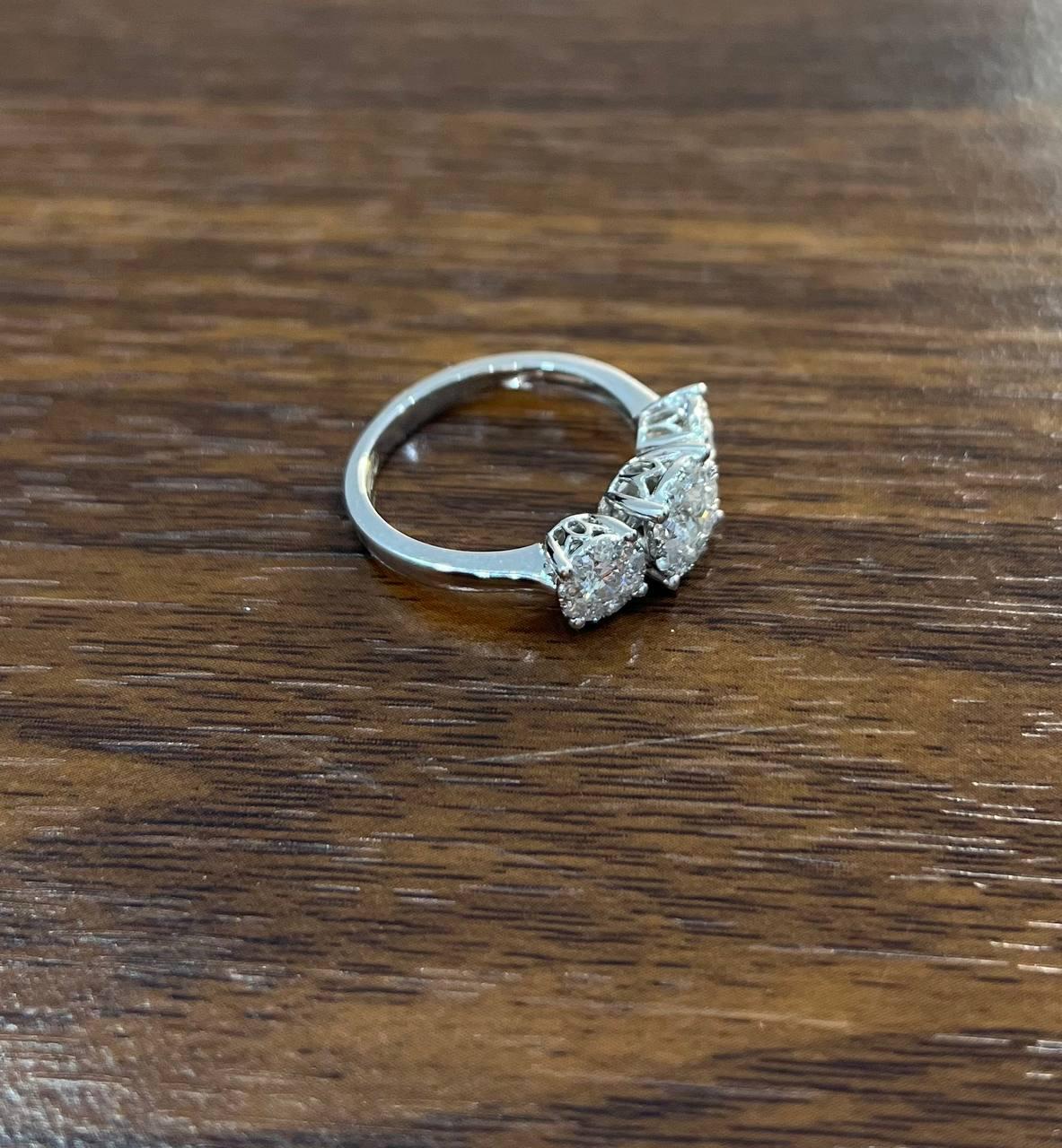 Prova la raffinata eleganza della nostra squisita casa. Questo affascinante pezzo, realizzato in oro bianco 14 carati, presenta un trio di diamanti bianchi a taglio rotondo per un totale di 0,85 carati. I diamanti sono incastonati meticolosamente,