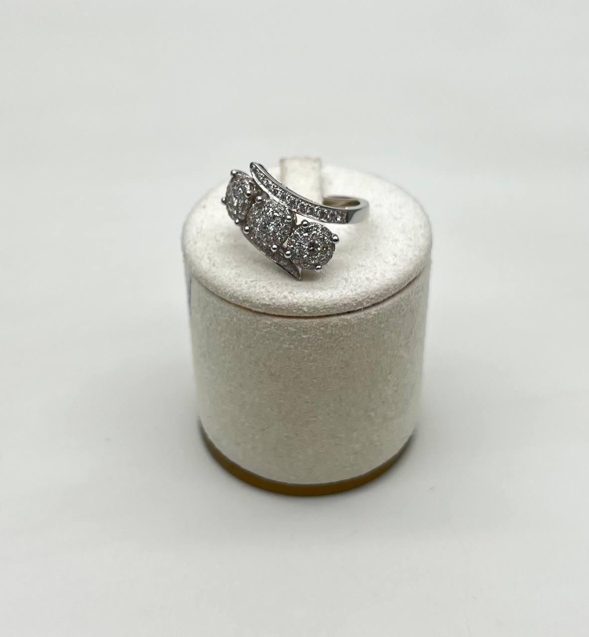 Moderne Bague fantaisie à trois pierres en or blanc 14 carats, sertie d'un halo de diamants ronds sertis en pavé en vente