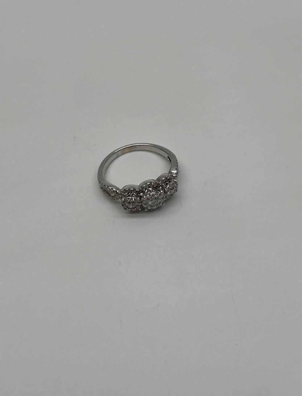 Taglio rotondo Diamanti Pave Set Round Cluster Halo Anello a tre pietre in oro bianco 14K in vendita