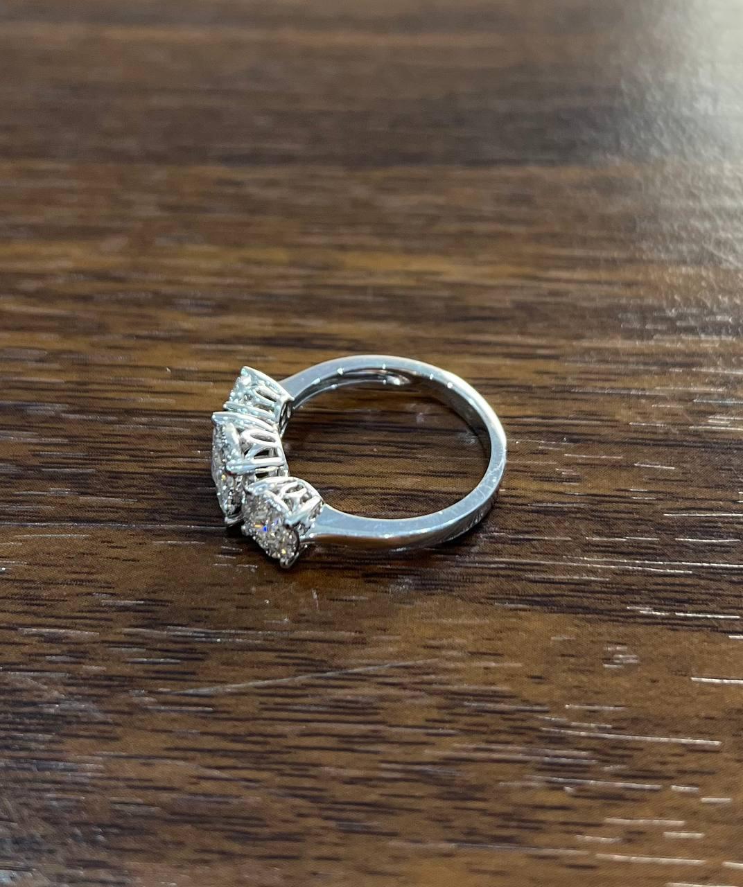 Taglio rotondo Diamanti Pave Set Round Cluster Halo Anello a tre pietre in oro bianco 14K in vendita