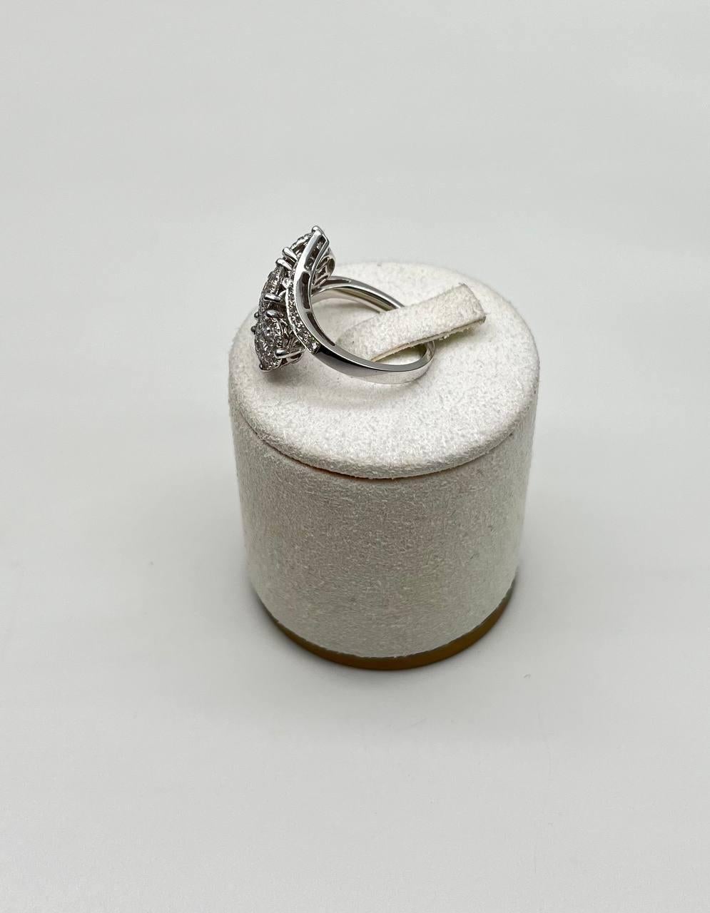 Taille ronde Bague fantaisie à trois pierres en or blanc 14 carats, sertie d'un halo de diamants ronds sertis en pavé en vente