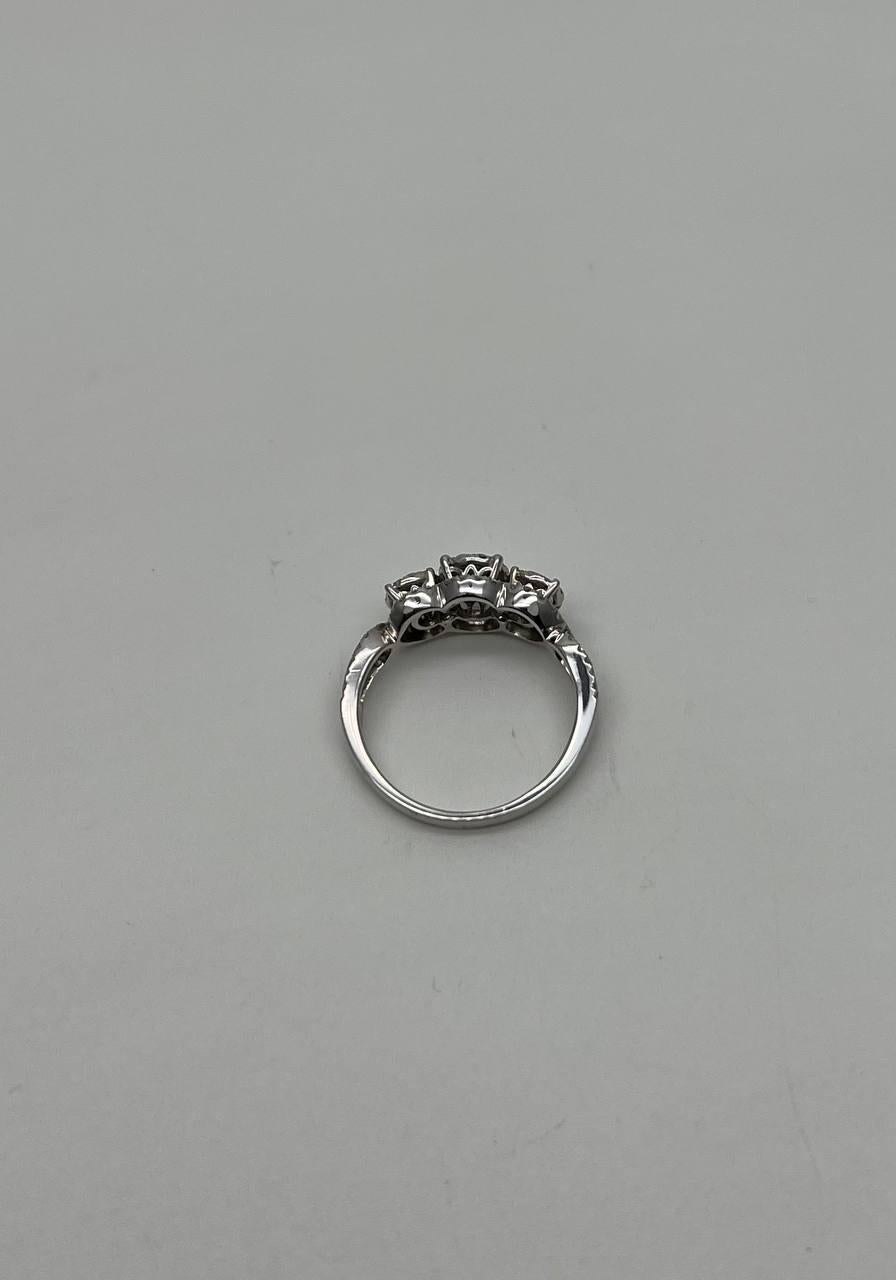 Diamanti Pave Set Round Cluster Halo Anello a tre pietre in oro bianco 14K In condizioni Nuovo in vendita a Oakton, VA