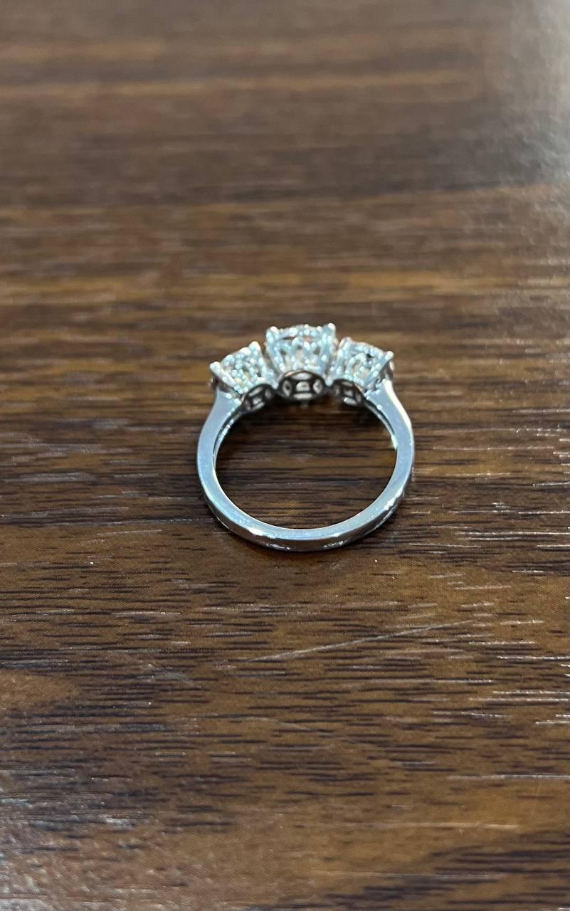 Diamanti Pave Set Round Cluster Halo Anello a tre pietre in oro bianco 14K In condizioni Nuovo in vendita a Oakton, VA