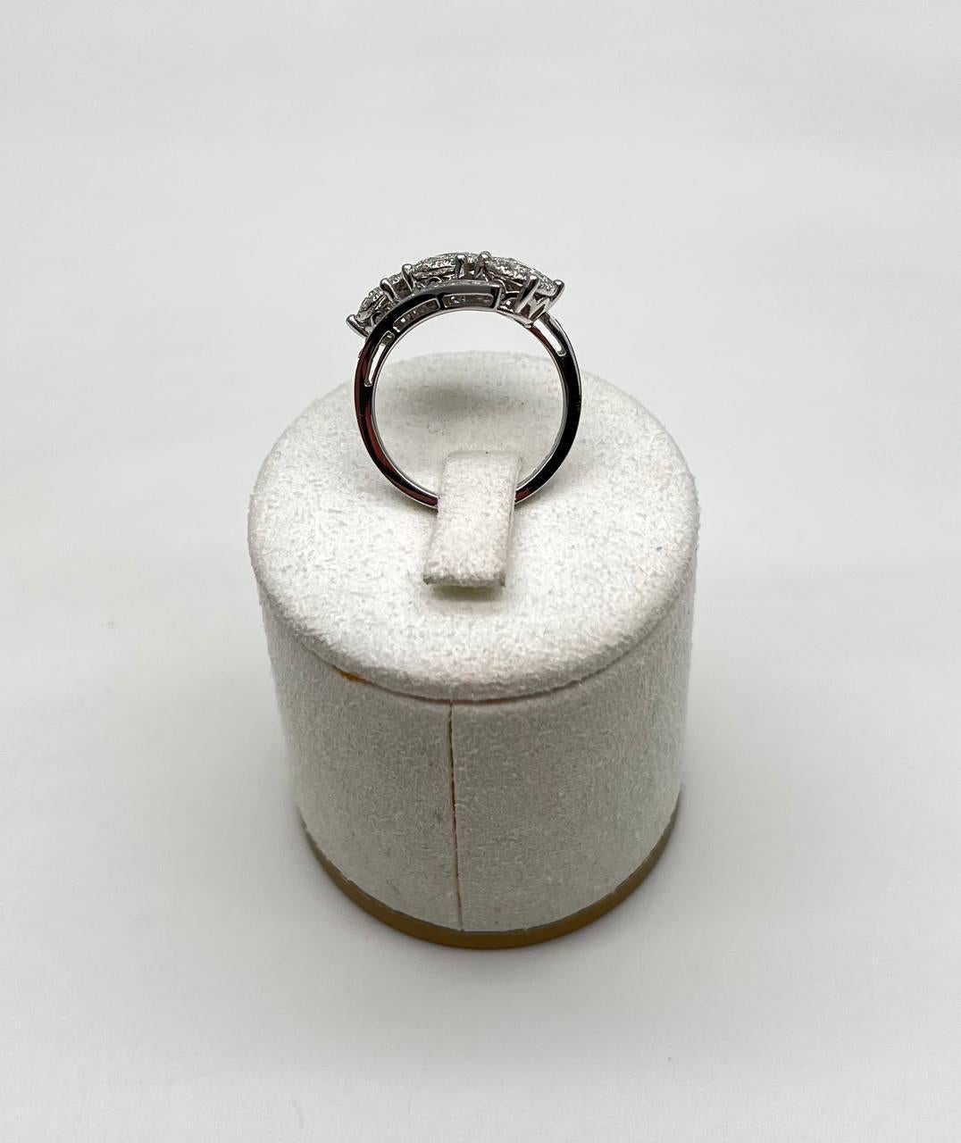 Bague fantaisie à trois pierres en or blanc 14 carats, sertie d'un halo de diamants ronds sertis en pavé Neuf - En vente à Oakton, VA