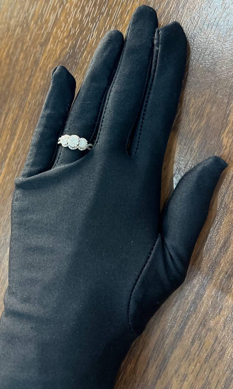 Donna Diamanti Pave Set Round Cluster Halo Anello a tre pietre in oro bianco 14K in vendita