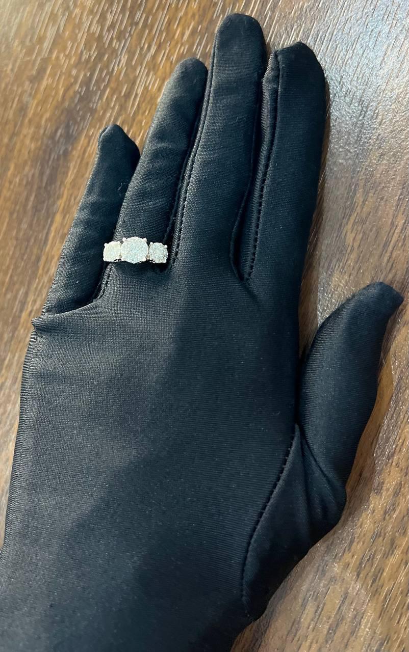 Donna Diamanti Pave Set Round Cluster Halo Anello a tre pietre in oro bianco 14K in vendita