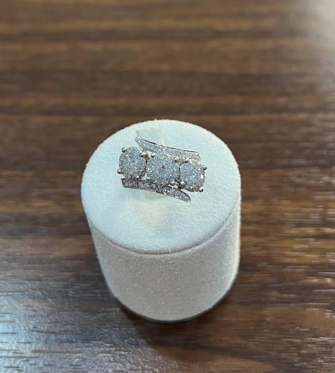Bague fantaisie à trois pierres en or blanc 14 carats, sertie d'un halo de diamants ronds sertis en pavé Pour femmes en vente