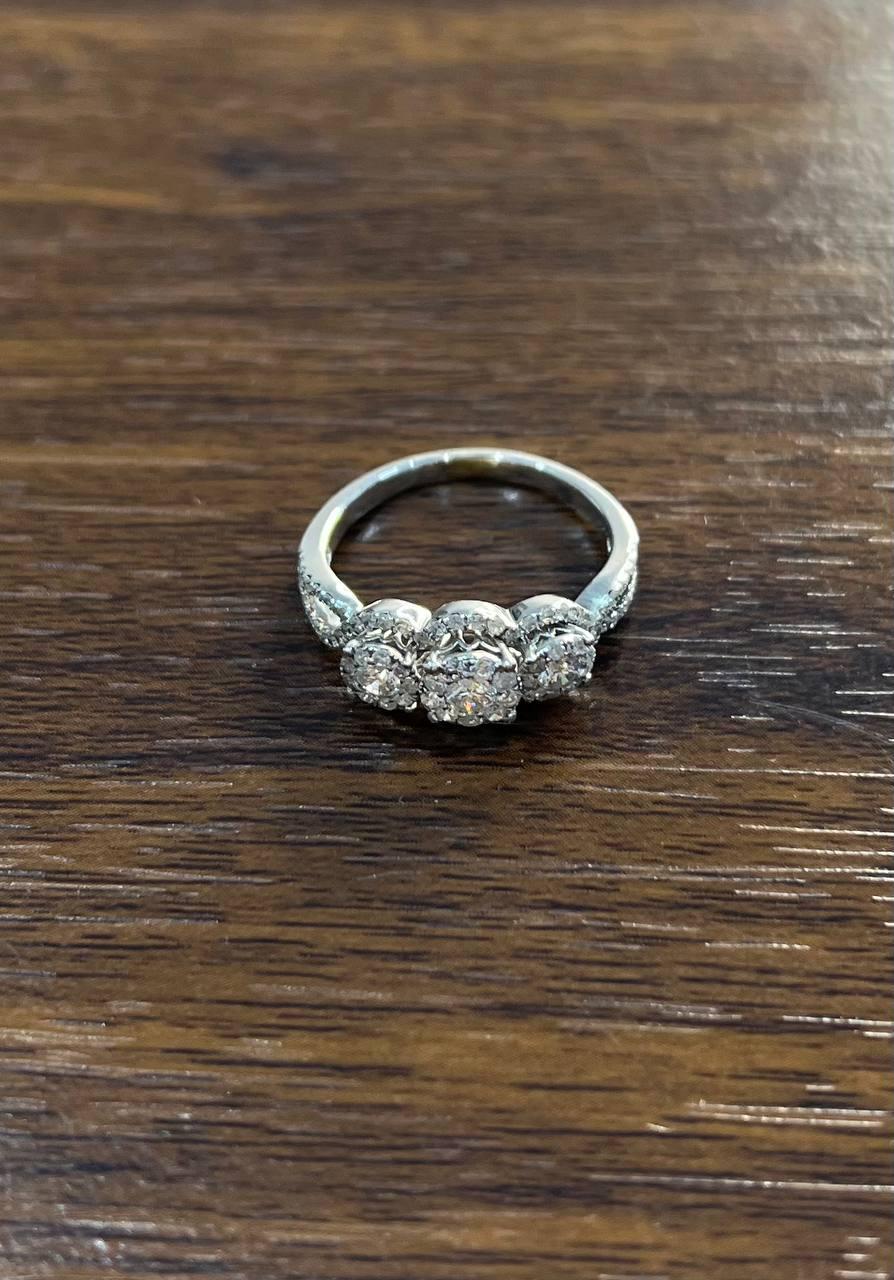 Diamanti Pave Set Round Cluster Halo Anello a tre pietre in oro bianco 14K in vendita 1