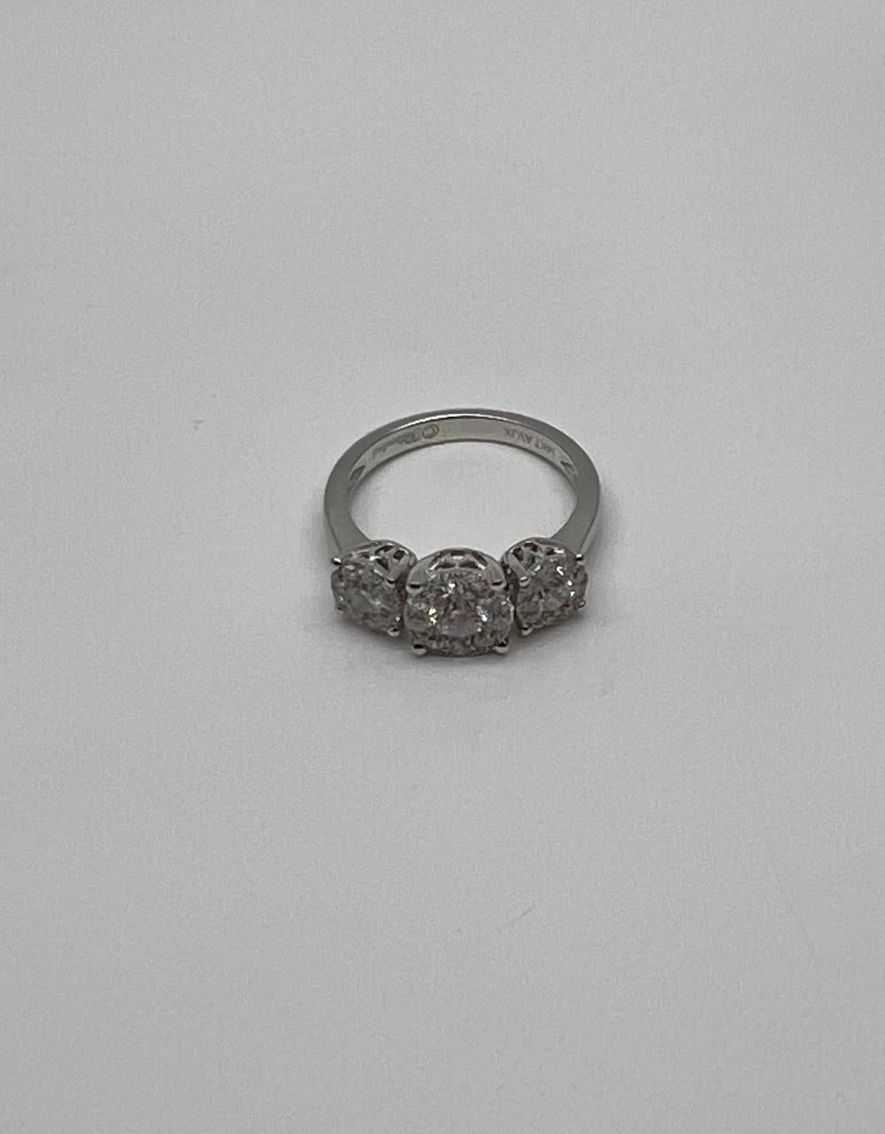 Diamanti Pave Set Round Cluster Halo Anello a tre pietre in oro bianco 14K in vendita 1