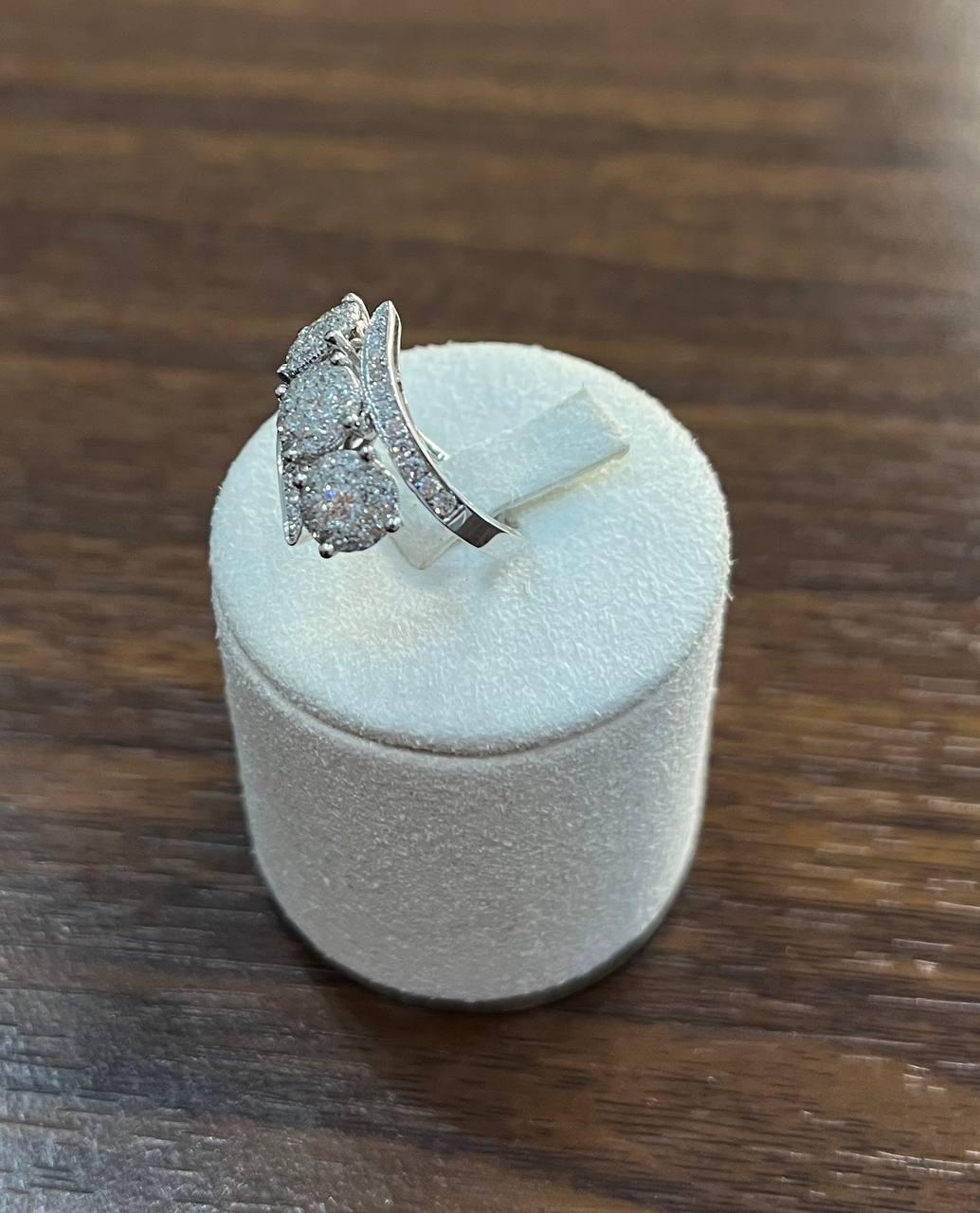 Bague fantaisie à trois pierres en or blanc 14 carats, sertie d'un halo de diamants ronds sertis en pavé en vente 1