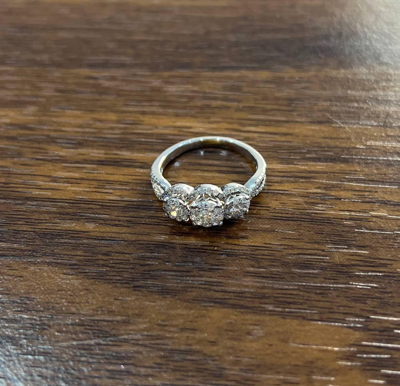Diamanti Pave Set Round Cluster Halo Anello a tre pietre in oro bianco 14K in vendita 2