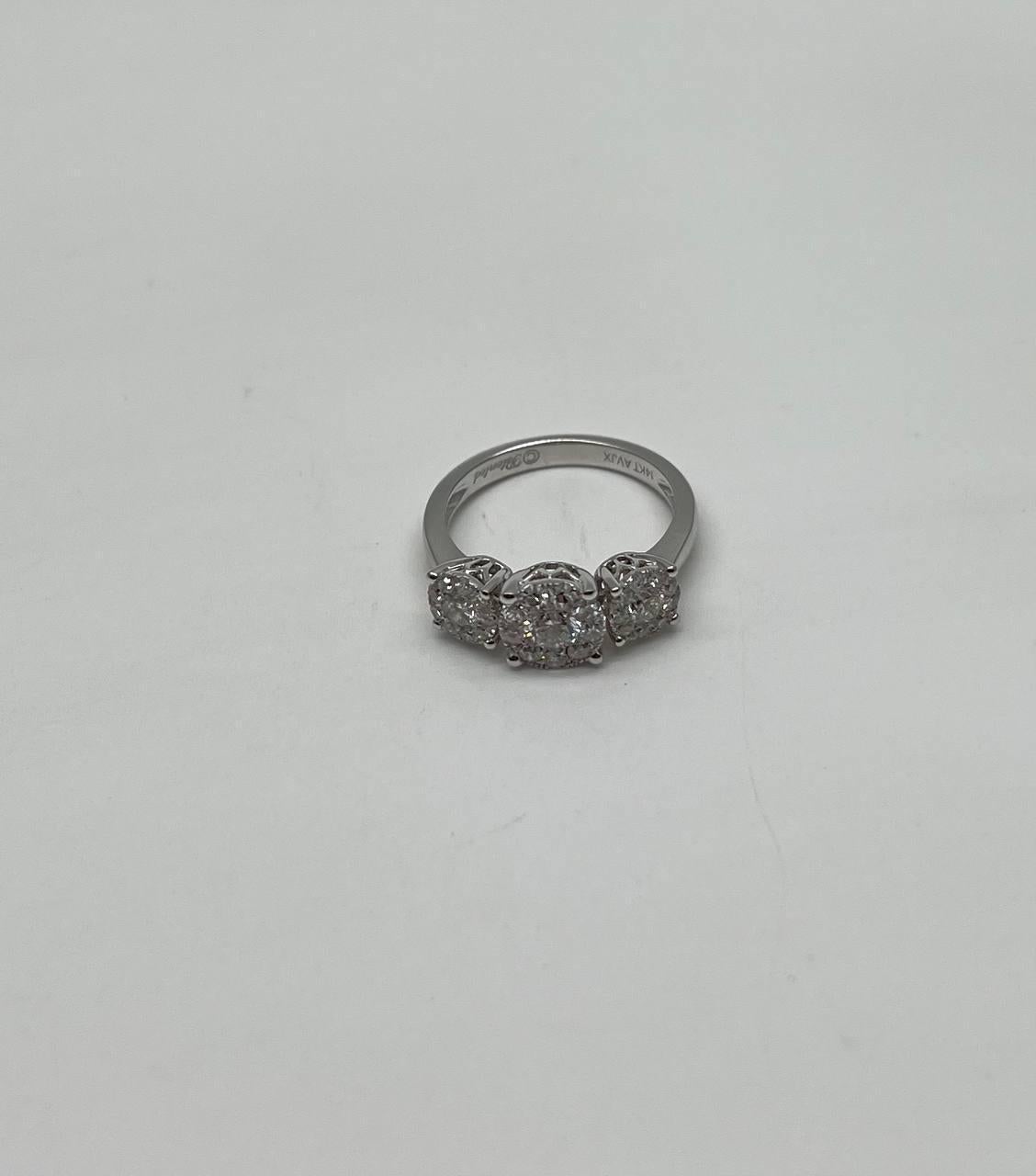 Diamanti Pave Set Round Cluster Halo Anello a tre pietre in oro bianco 14K in vendita 2