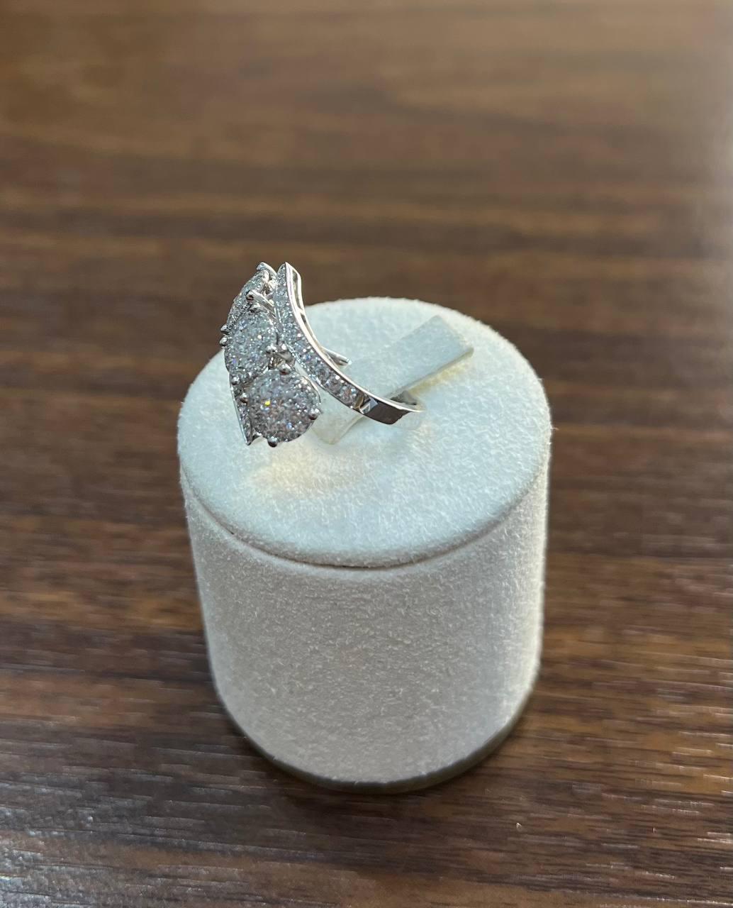Bague fantaisie à trois pierres en or blanc 14 carats, sertie d'un halo de diamants ronds sertis en pavé en vente 2