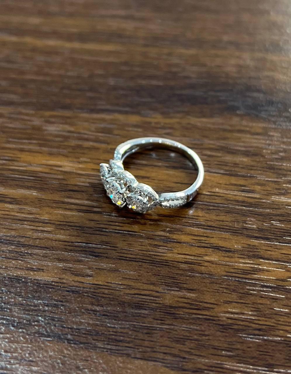 Diamanti Pave Set Round Cluster Halo Anello a tre pietre in oro bianco 14K in vendita 3