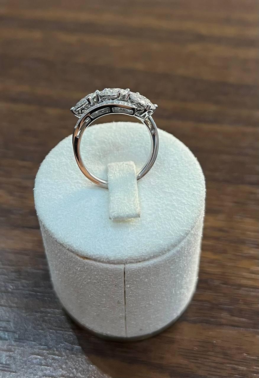 Bague fantaisie à trois pierres en or blanc 14 carats, sertie d'un halo de diamants ronds sertis en pavé en vente 3