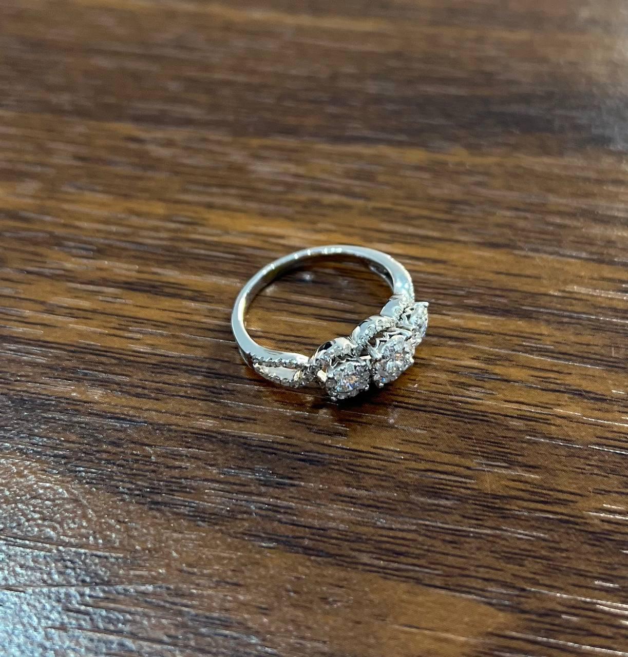 Diamanti Pave Set Round Cluster Halo Anello a tre pietre in oro bianco 14K in vendita 4