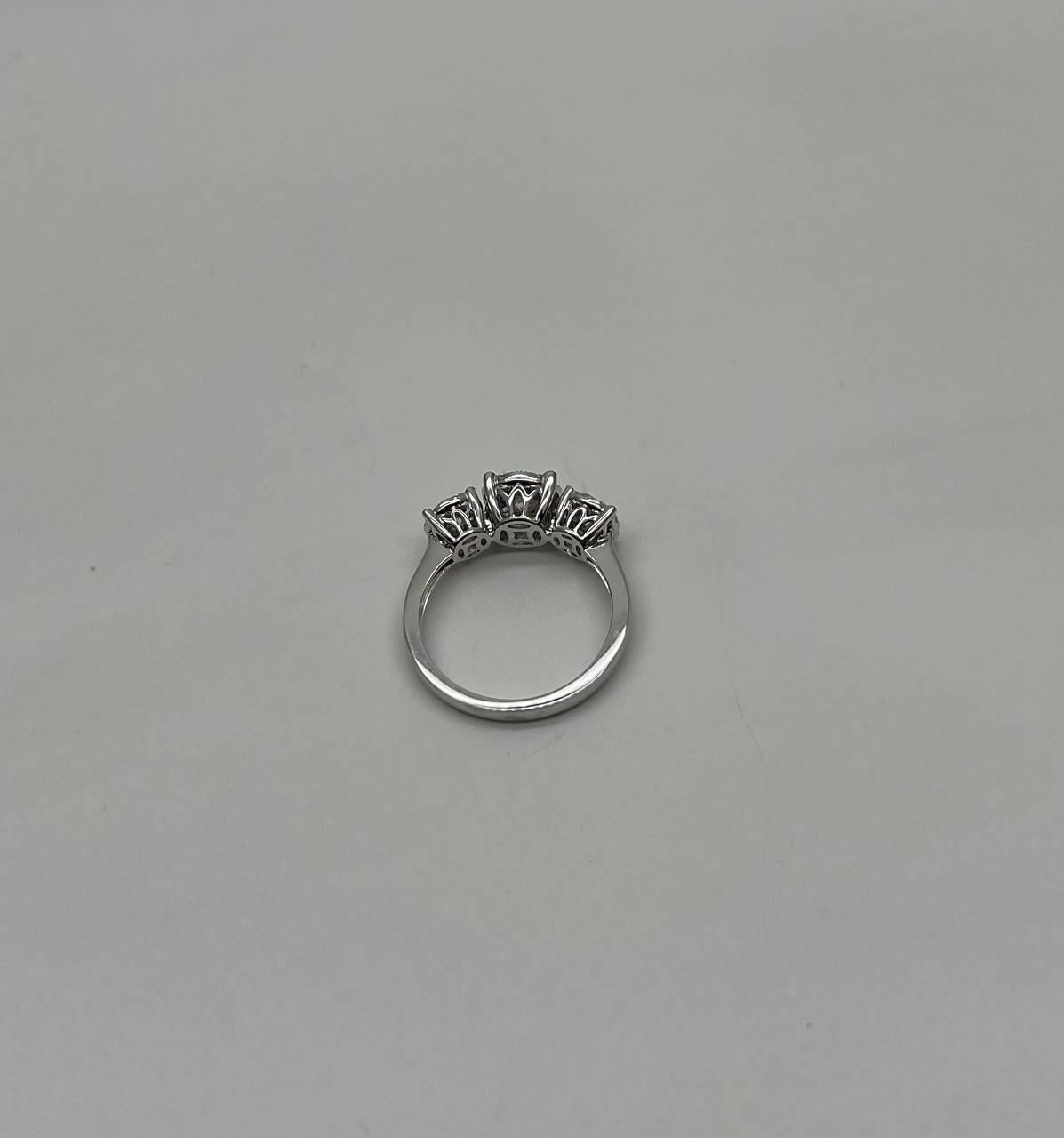 Diamanti Pave Set Round Cluster Halo Anello a tre pietre in oro bianco 14K in vendita 4