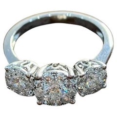 Anillo de tres piedras en oro blanco de 14 quilates con diamantes engastados con pavé y halo redondo en racimo