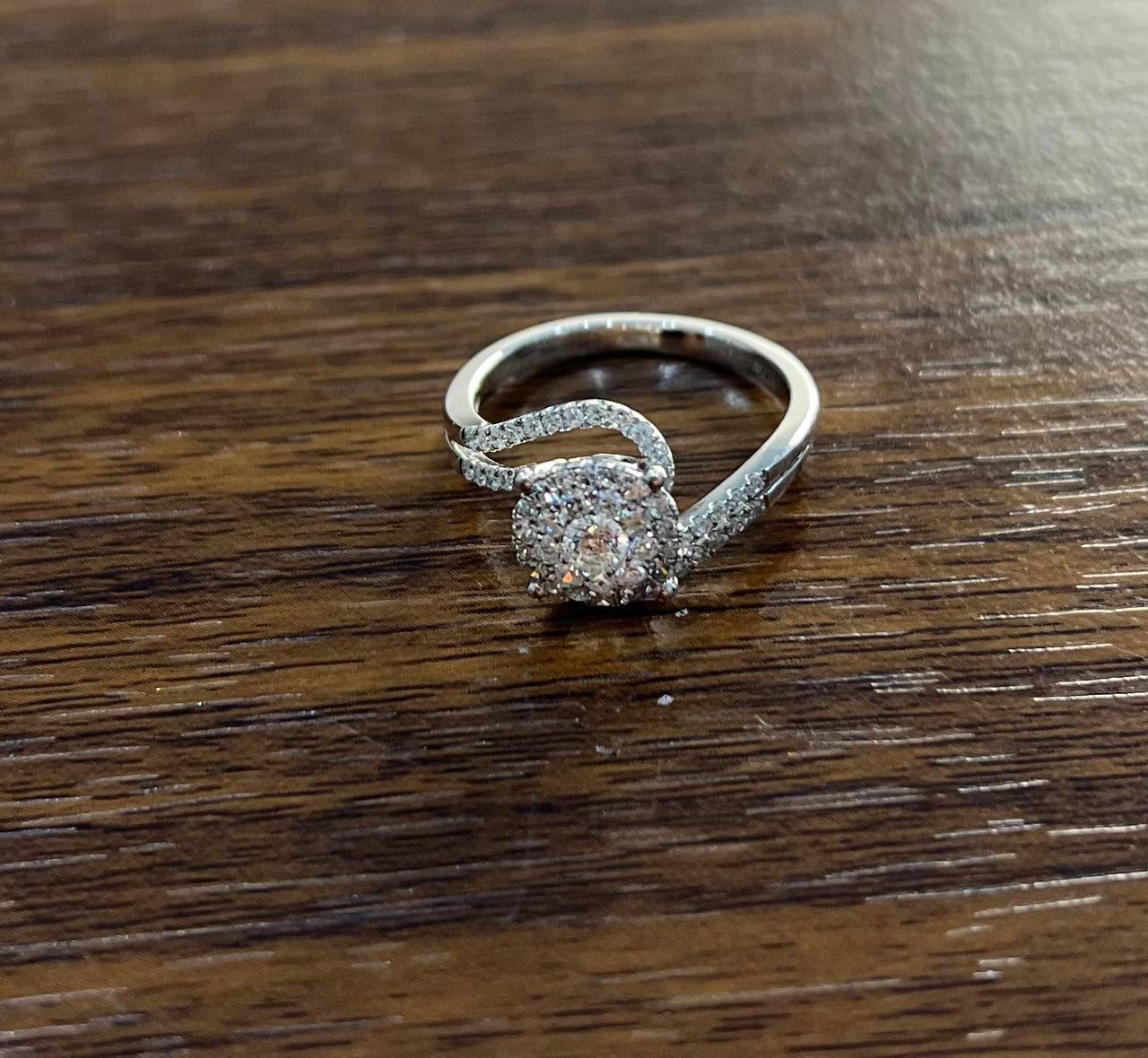 Diamanten Pave Set Runder Cluster Halo 14K Weißgold Statement Bypass Spiral Ring mit Diamanten Damen im Angebot