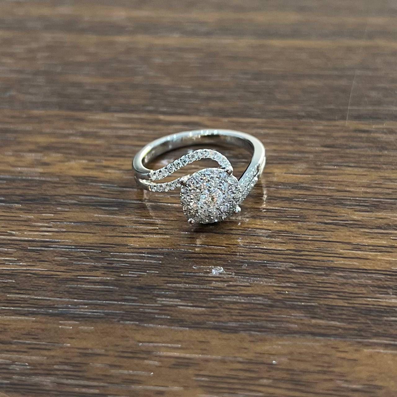 Diamanten Pave Set Runder Cluster Halo 14K Weißgold Statement Bypass Spiral Ring mit Diamanten im Angebot 3