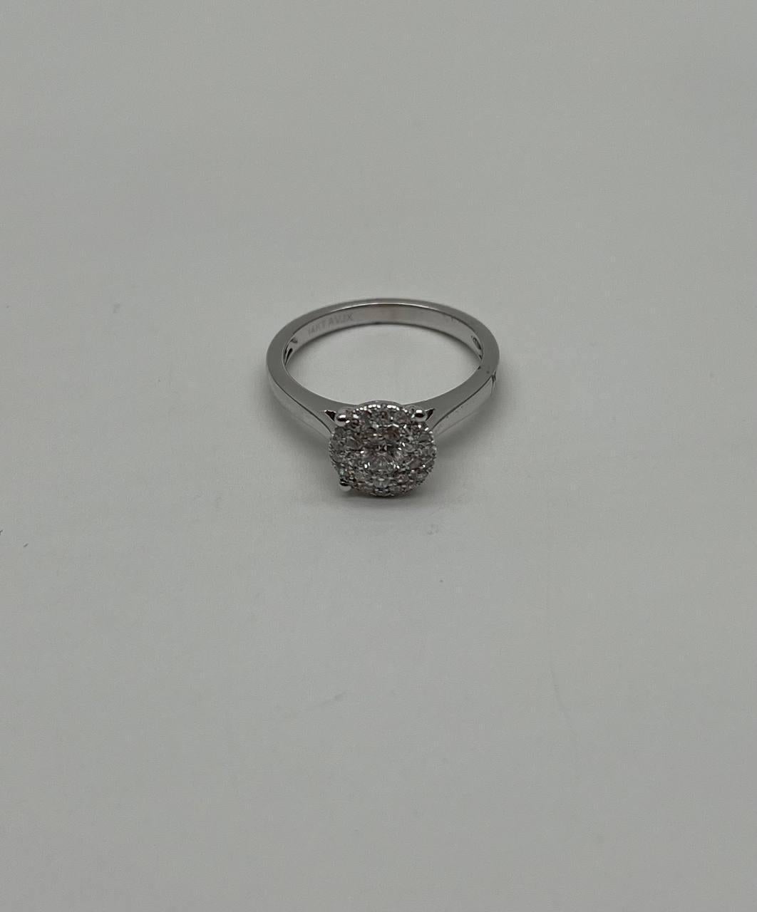 Este elegante anillo está elaborado en oro blanco de 14 quilates. Presenta un brillante diamante redondo blanco en su centro con 0,50 CTW Diamantes . El diamante está engastado por expertos para realzar su brillo.