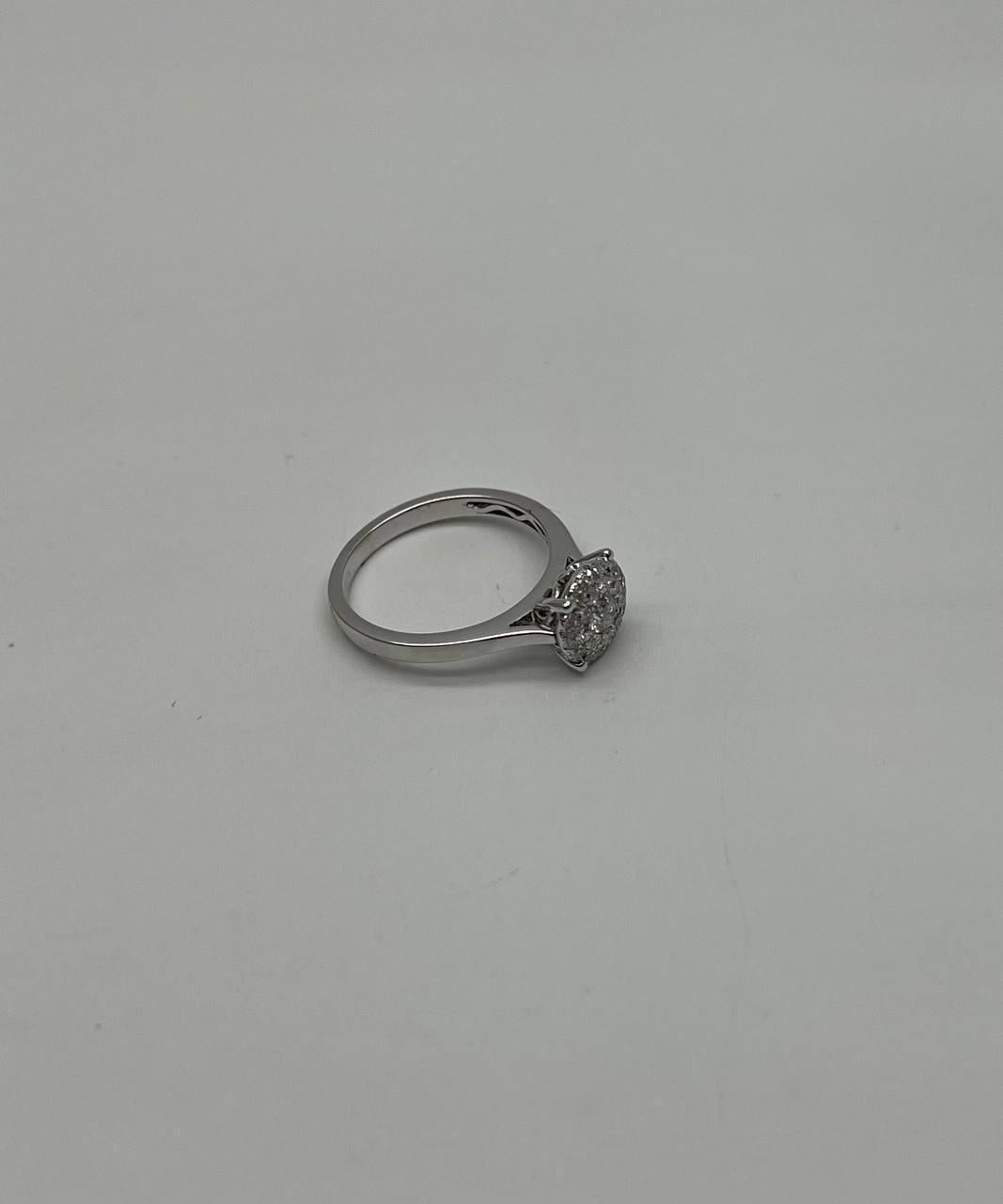 Anillo de oro blanco de 14 quilates con diamantes engastados en racimo redondo y aureola Corte redondo en venta