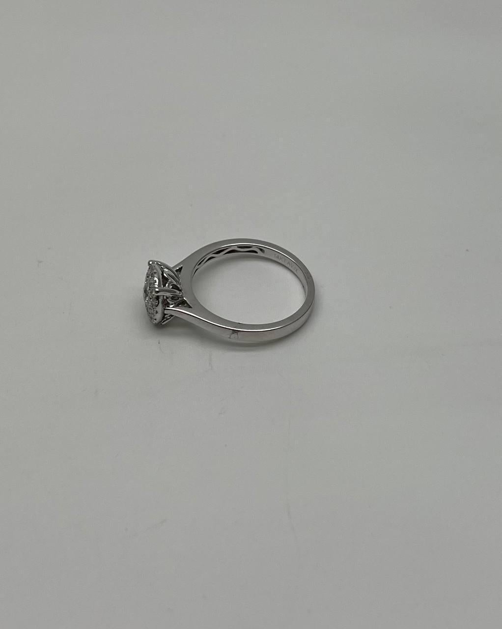 Anillo de oro blanco de 14 quilates con diamantes engastados en racimo redondo y aureola en Nuevo estado para la venta en Oakton, VA