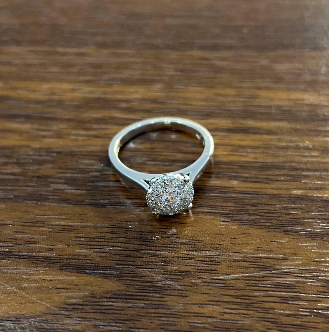 De las mujeres Anillo de oro blanco de 14 quilates con diamantes engastados en racimo redondo y aureola en venta