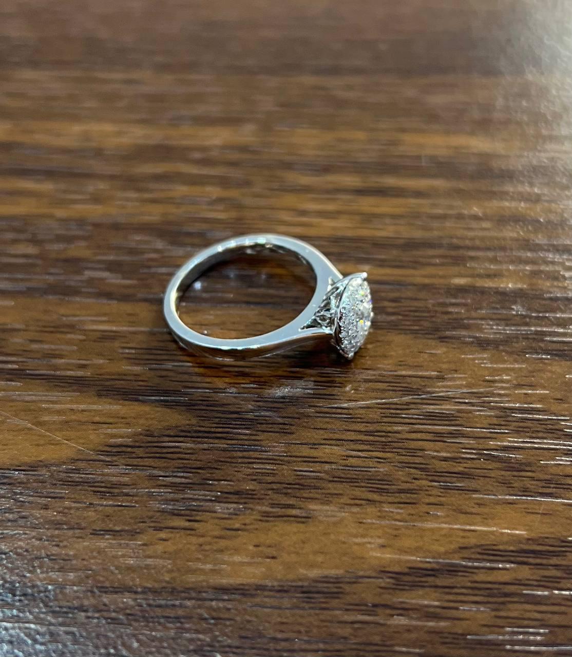 Anillo de oro blanco de 14 quilates con diamantes engastados en racimo redondo y aureola en venta 1