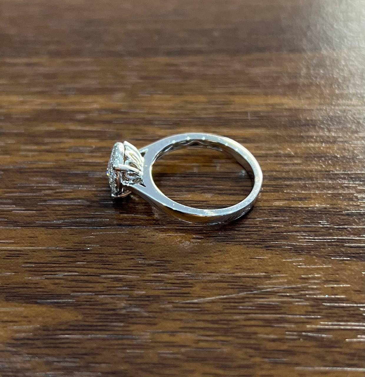 Anillo de oro blanco de 14 quilates con diamantes engastados en racimo redondo y aureola en venta 2