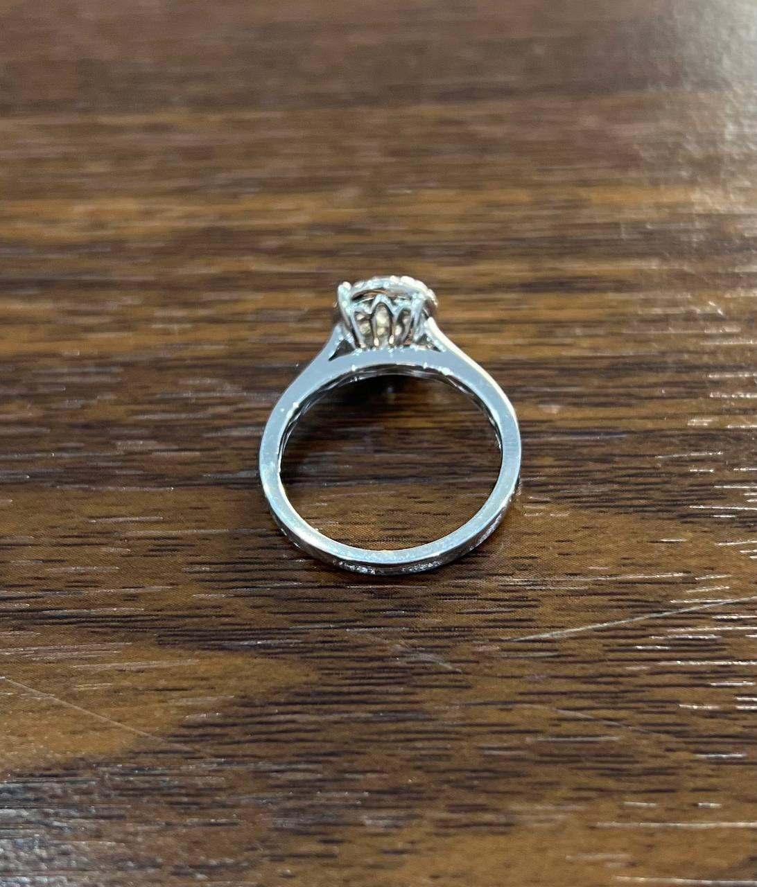 Anillo de oro blanco de 14 quilates con diamantes engastados en racimo redondo y aureola en venta 3