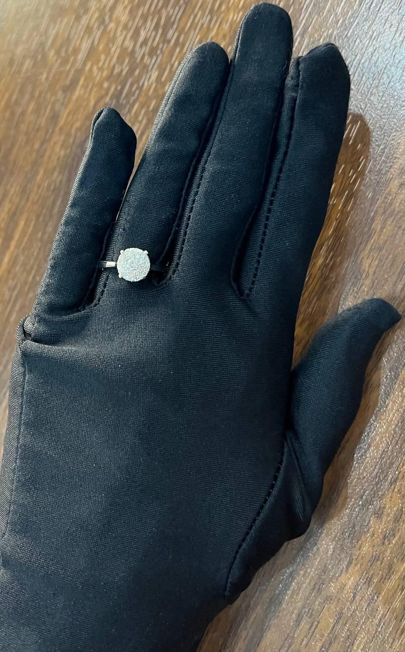 Anillo de oro blanco de 14 quilates con diamantes engastados en racimo redondo y aureola en venta 4