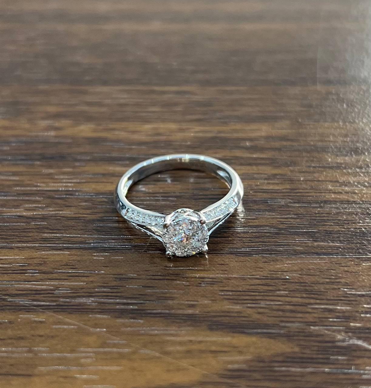 Donna Diamanti Pave Set Round Cluster Halo Set 14K White Gold Statement Split Ring in vendita