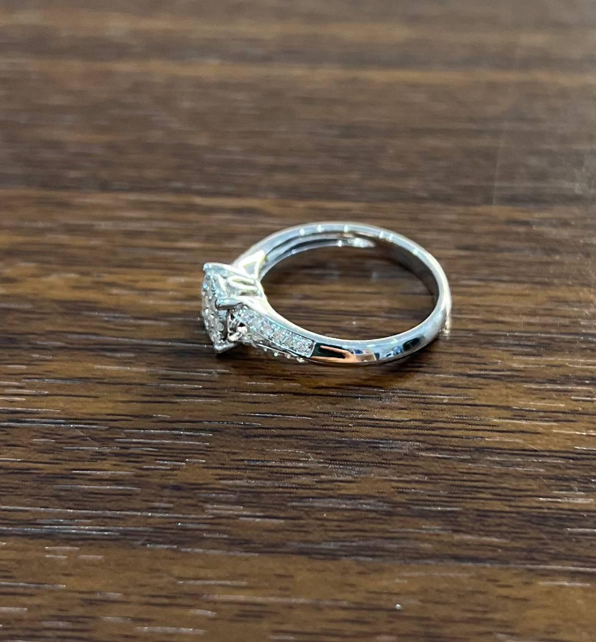 Diamanti Pave Set Round Cluster Halo Set 14K White Gold Statement Split Ring in vendita 1