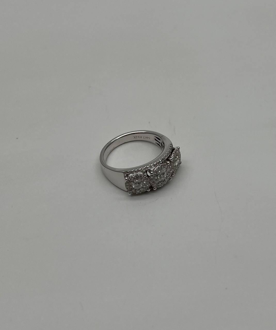 Diamanti Pave Set Cluster Rotondo Halo Set Anello con tre pietre in oro bianco in vendita 5