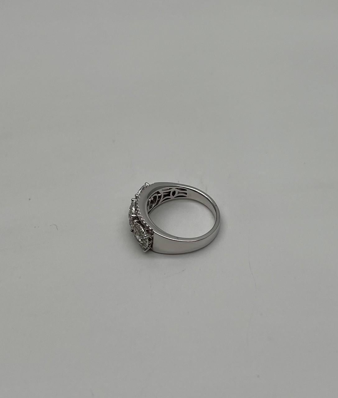 Diamanti Pave Set Cluster Rotondo Halo Set Anello con tre pietre in oro bianco in vendita 6