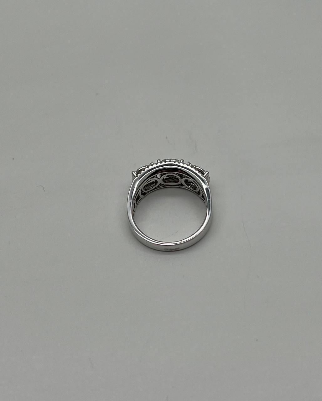 Diamanti Pave Set Cluster Rotondo Halo Set Anello con tre pietre in oro bianco in vendita 7
